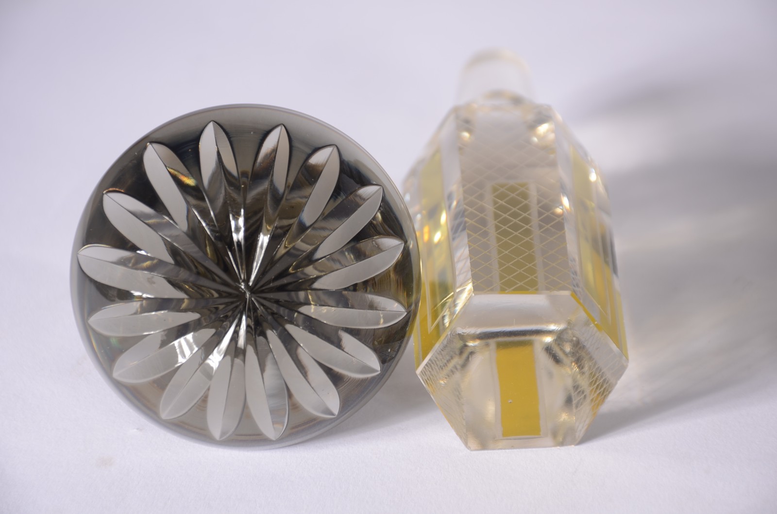 Duas garrafas de cristal, sendo uma fumê lapidada e outra doublé... - foto 5 de 9