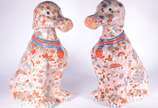 Par de esculturas de porcelana oriental policro... - Par de esculturas de porcelana oriental policromada representando cachorros. Marcas na base.