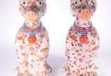 Par de esculturas de porcelana oriental policro... - Par de esculturas de porcelana oriental policromada representando cachorros. Marcas na base.