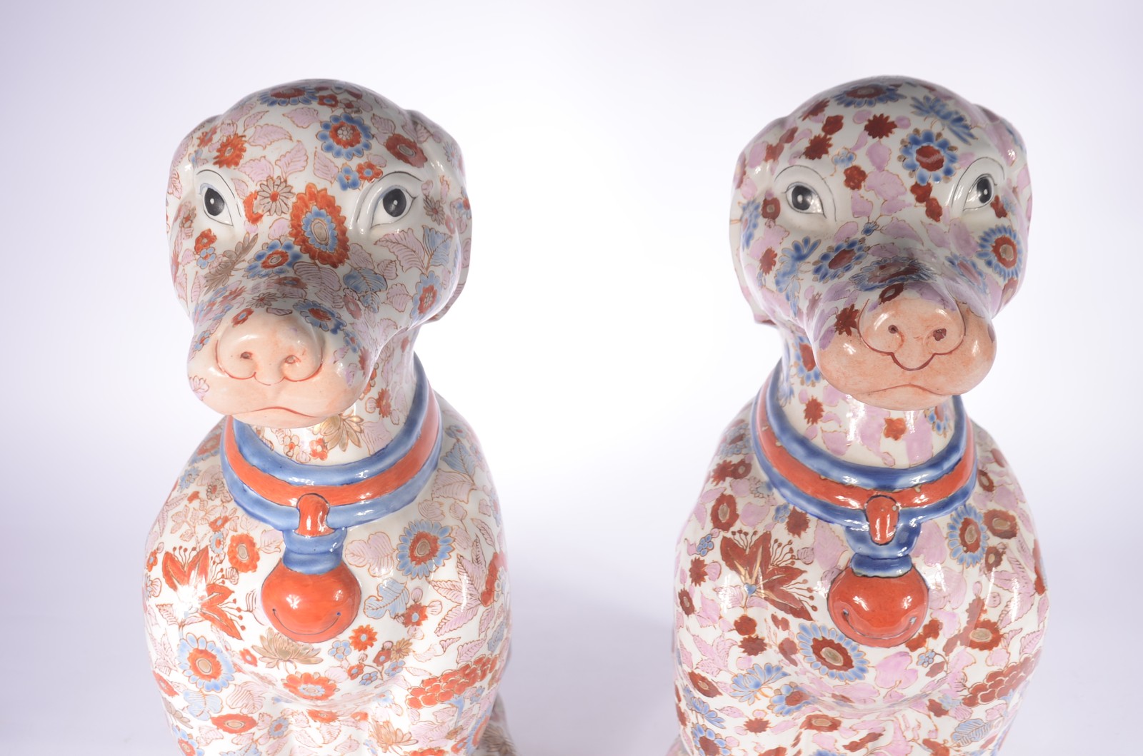 Par de esculturas de porcelana oriental policromada representando... - foto 3 de 10