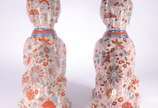 Par de esculturas de porcelana oriental policro... - Par de esculturas de porcelana oriental policromada representando cachorros. Marcas na base.