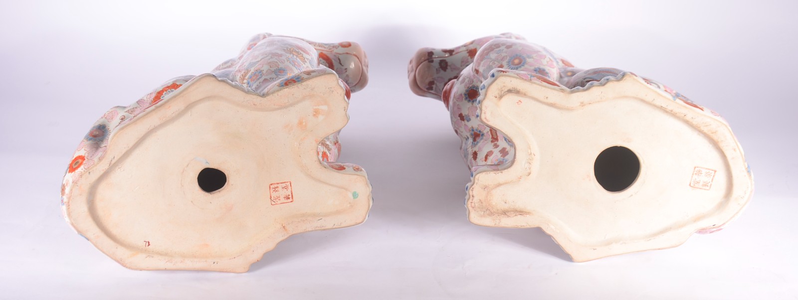 Par de esculturas de porcelana oriental policromada representando... - foto 8 de 10
