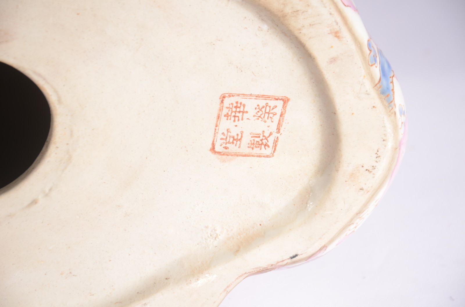 Par de esculturas de porcelana oriental policromada representando... - foto 9 de 10