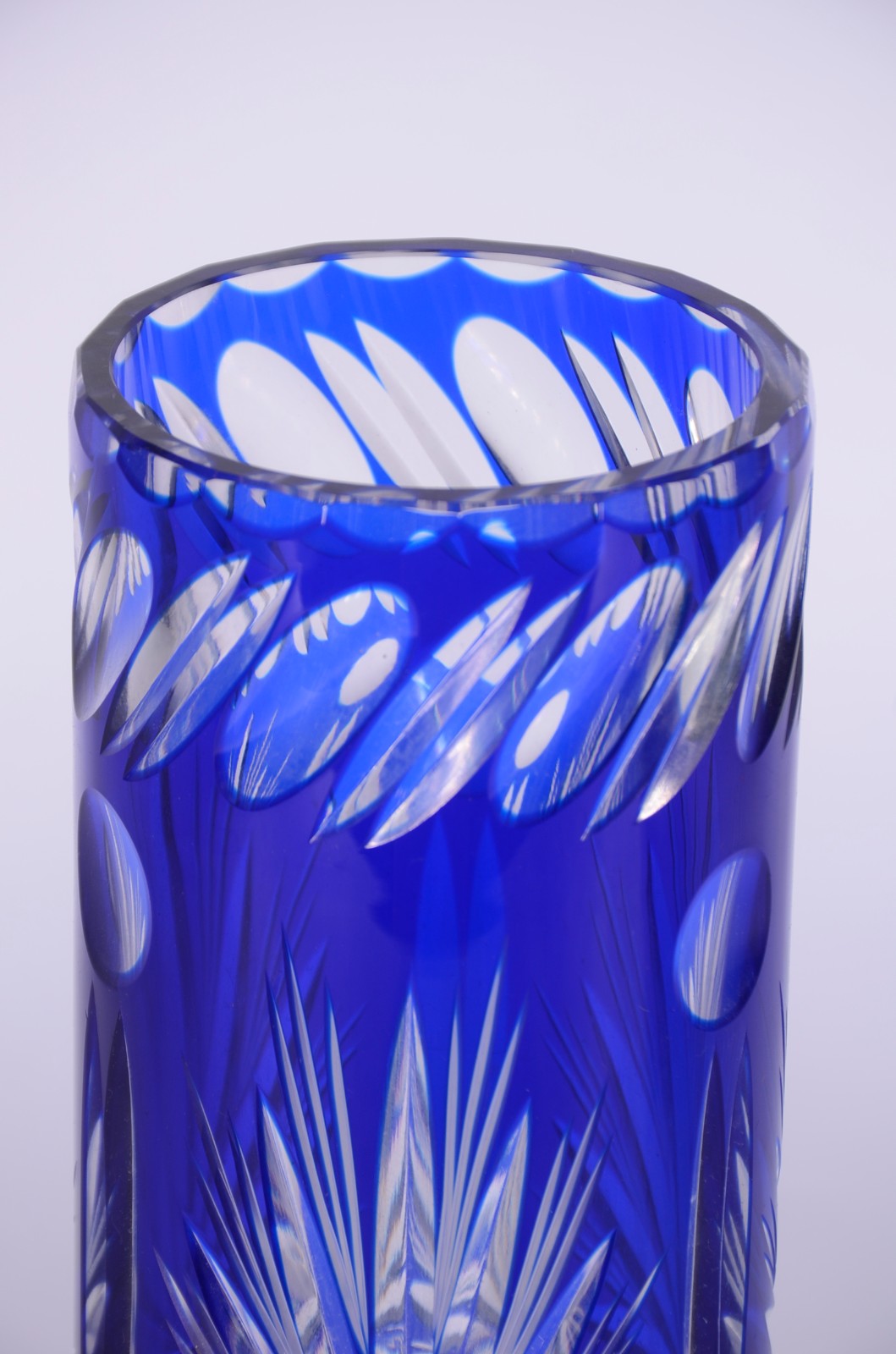 Vaso de cristal doublé azul lapidado. - foto 4 de 6
