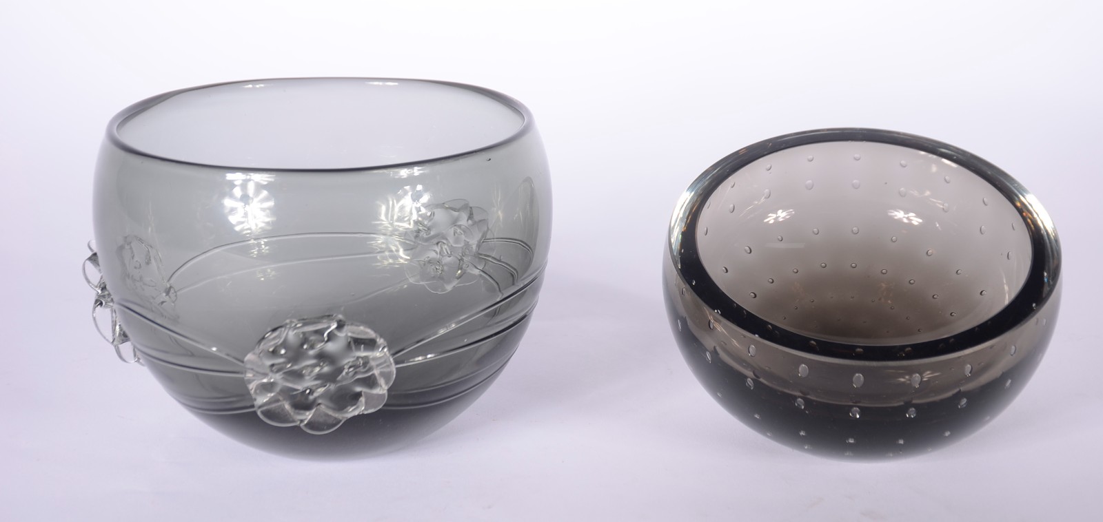 Dois bowls decorativos de vidro europeu fumé, sendo um com flores em... - foto 1 de 8