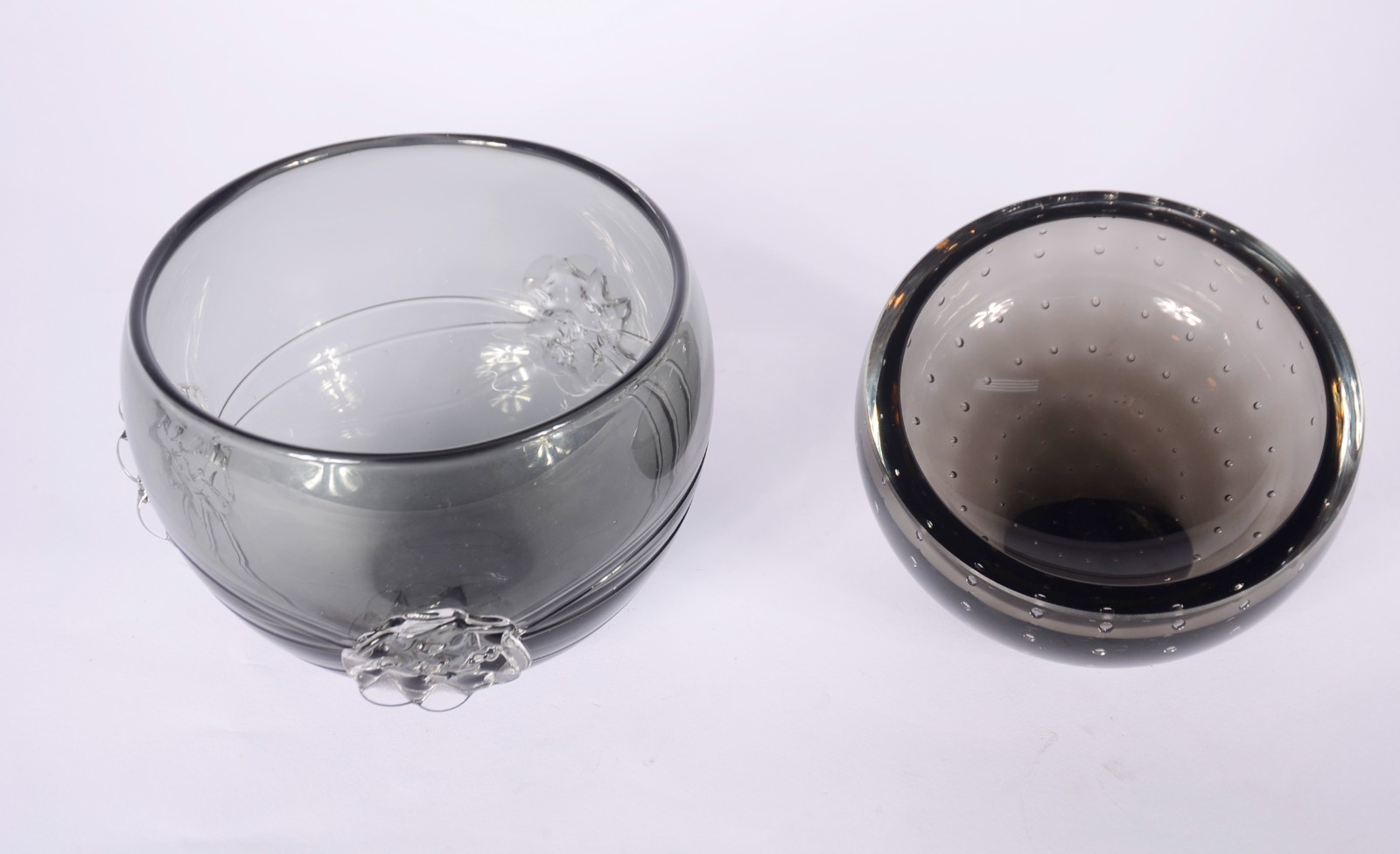 Dois bowls decorativos de vidro europeu fumé, sendo um com flores em... - foto 2 de 8
