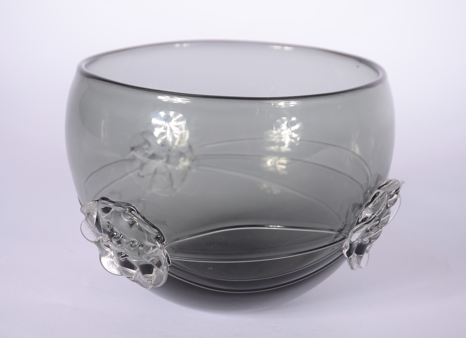 Dois bowls decorativos de vidro europeu fumé, sendo um com flores em... - foto 5 de 8