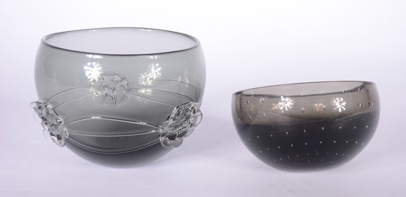 Dois bowls decorativos de vidro europeu fumé, sendo um com flores em... - foto 6 de 8