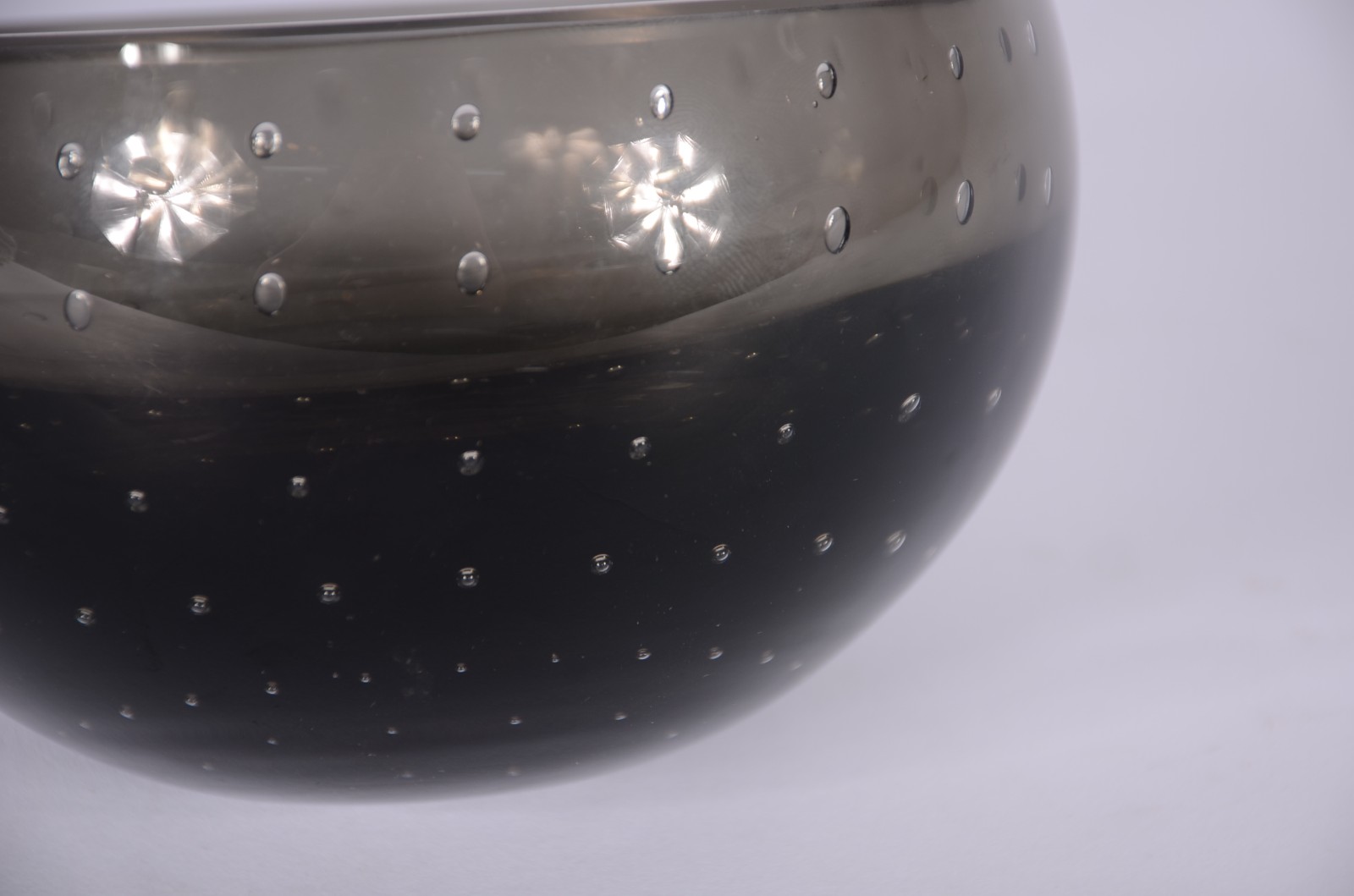 Dois bowls decorativos de vidro europeu fumé, sendo um com flores em... - foto 7 de 8