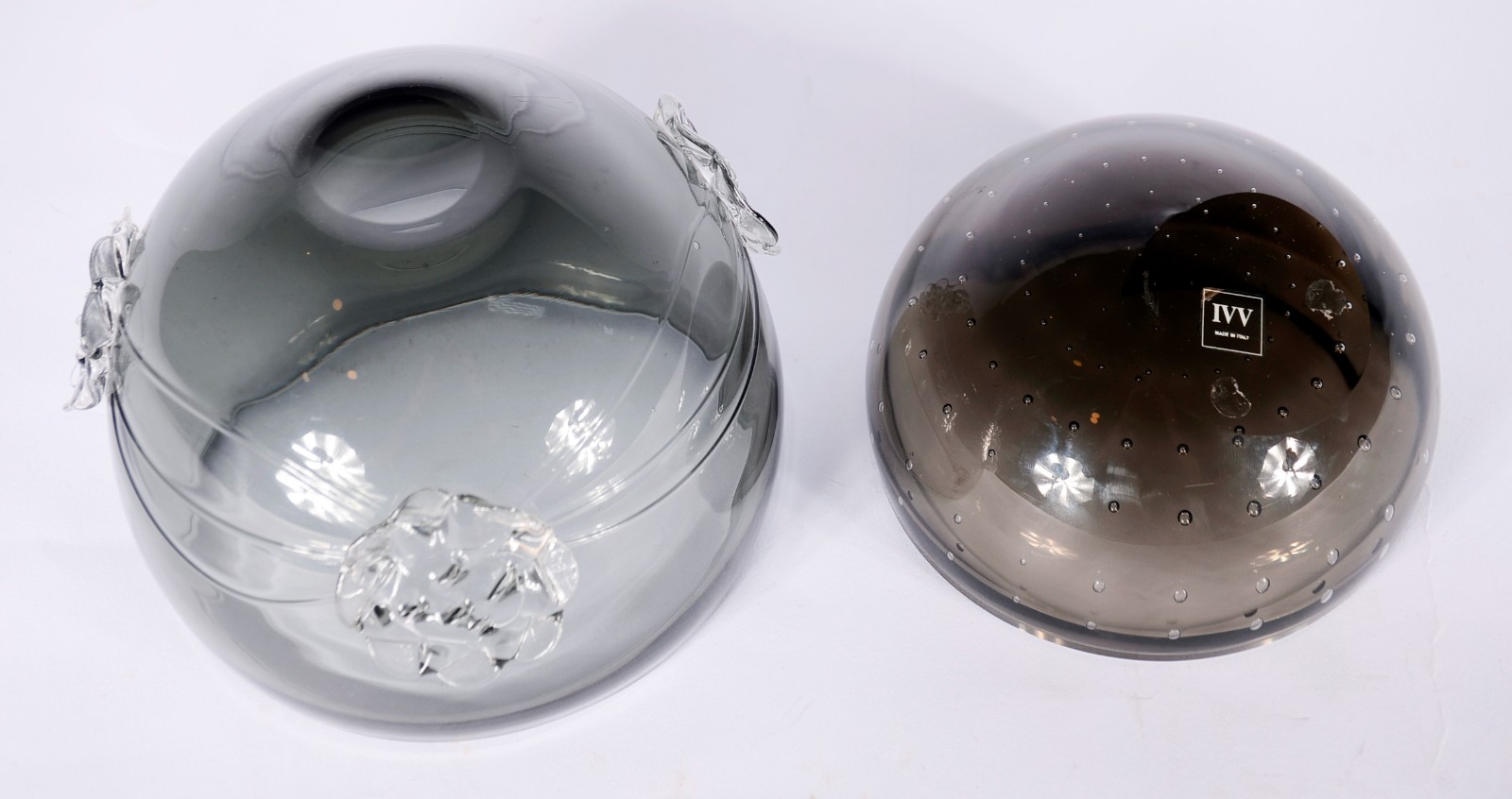 Dois bowls decorativos de vidro europeu fumé, sendo um com flores em... - foto 8 de 8
