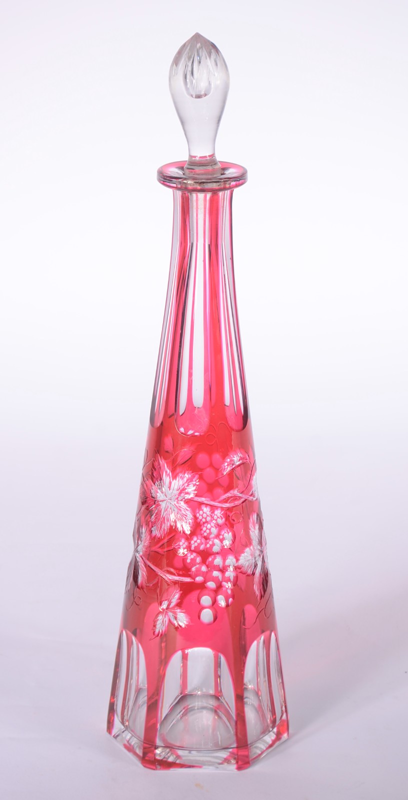 Garrafa de cristal doublé rubi lapidada com cachos de uvas e folhas... - foto 1 de 9