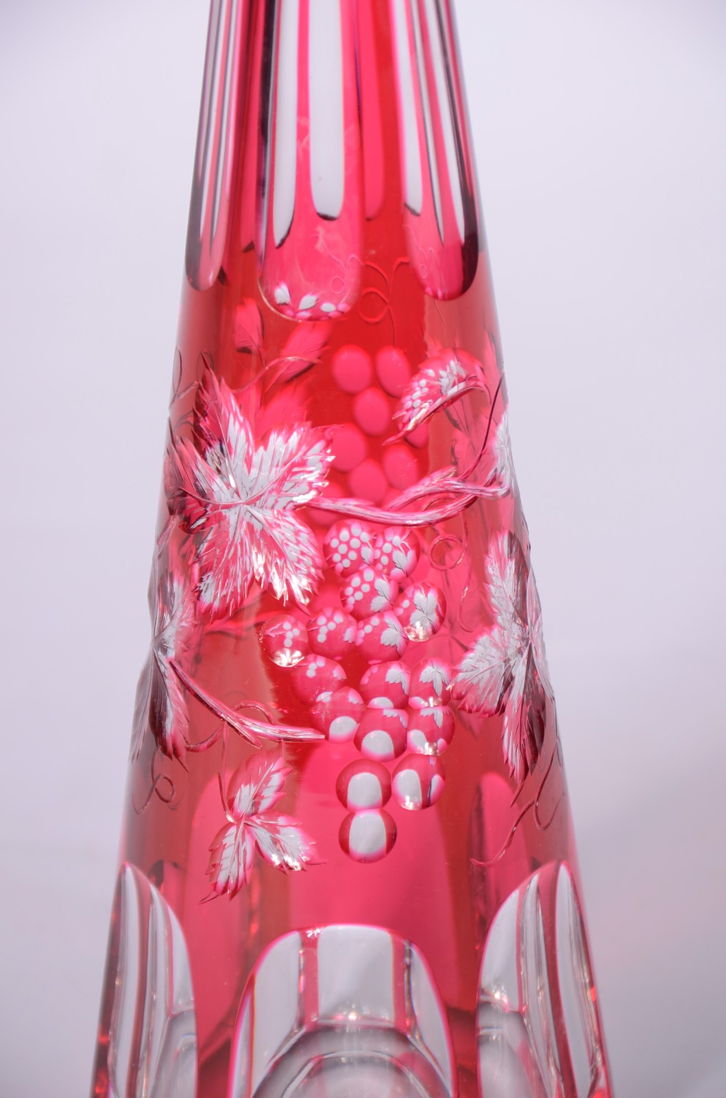 Garrafa de cristal doublé rubi lapidada com cachos de uvas e folhas... - foto 2 de 9