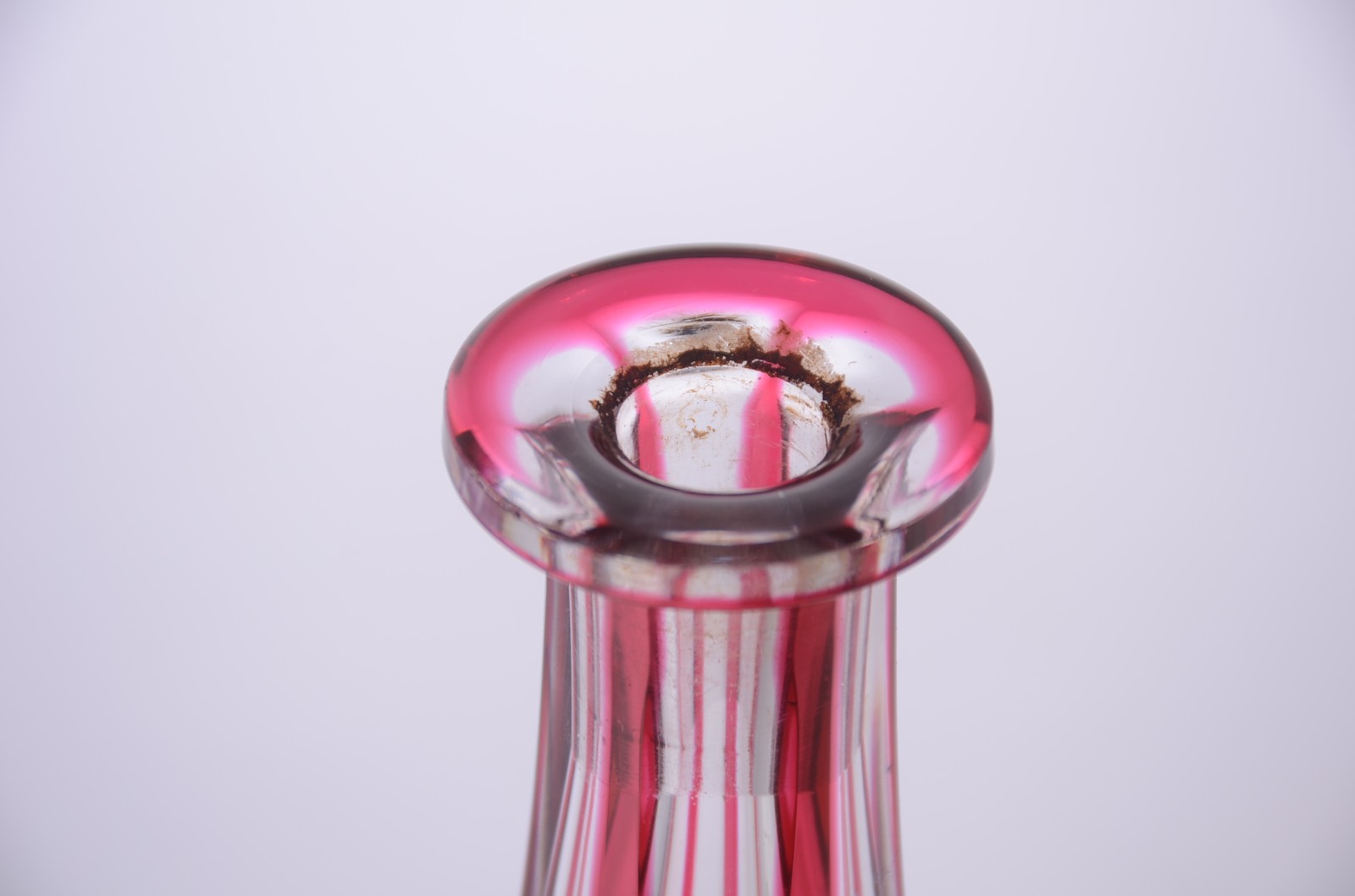 Garrafa de cristal doublé rubi lapidada com cachos de uvas e folhas... - foto 4 de 9