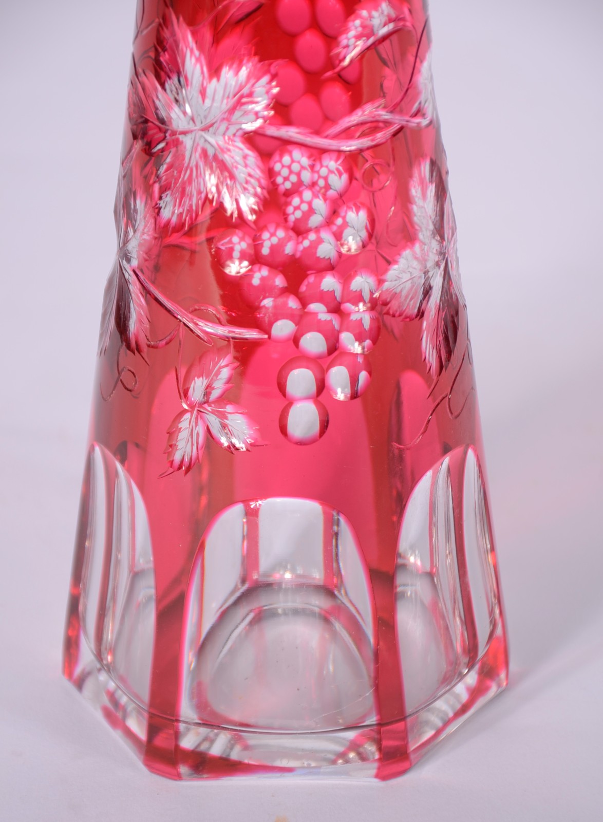 Garrafa de cristal doublé rubi lapidada com cachos de uvas e folhas... - foto 5 de 9