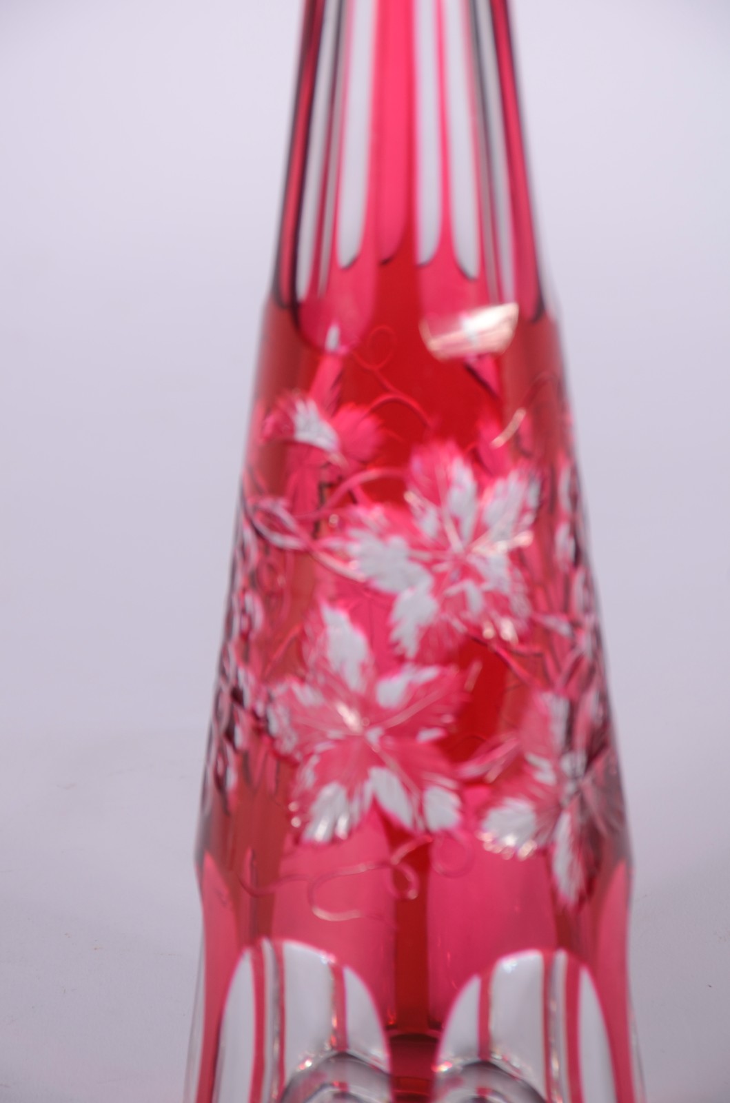 Garrafa de cristal doublé rubi lapidada com cachos de uvas e folhas... - foto 6 de 9