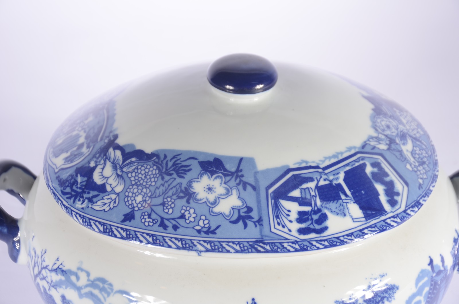 Grande sopeira de porcelana Victoria Ware - Ironstone, decorada com... - foto 2 de 10