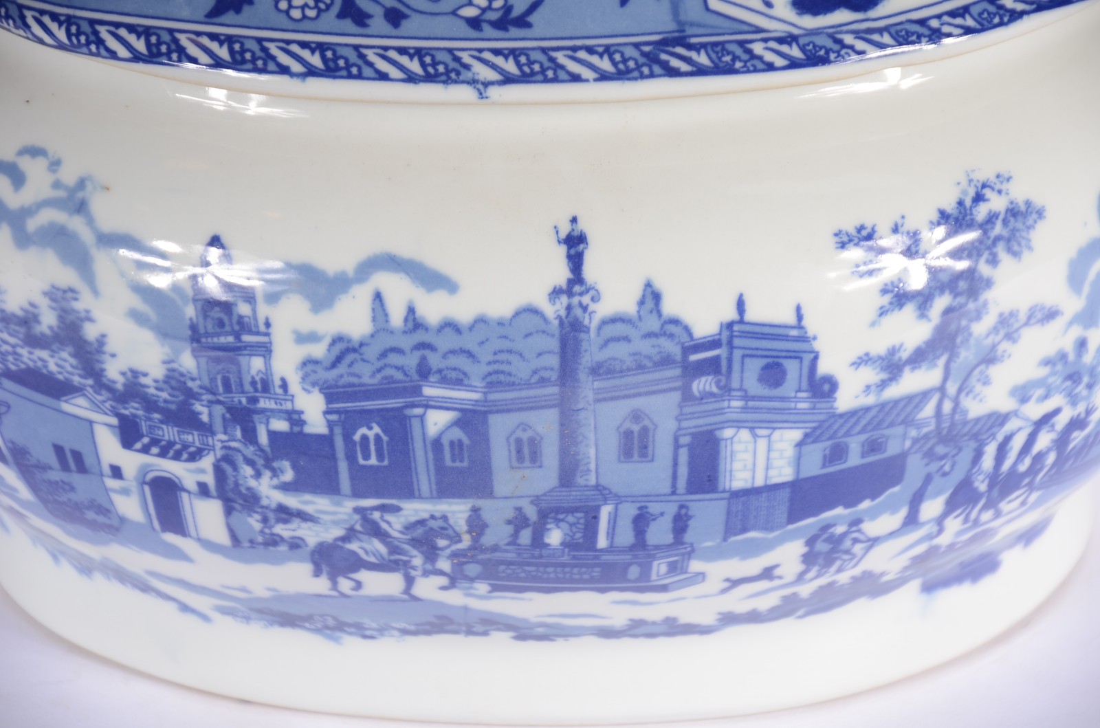 Grande sopeira de porcelana Victoria Ware - Ironstone, decorada com... - foto 7 de 10