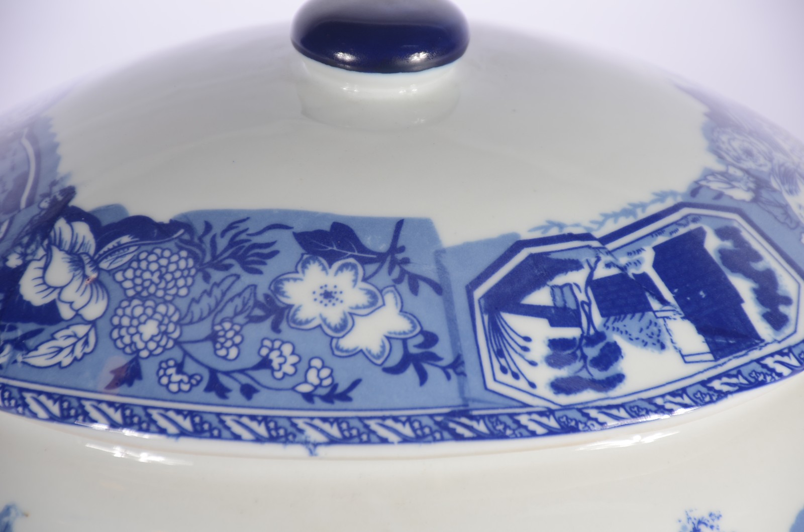 Grande sopeira de porcelana Victoria Ware - Ironstone, decorada com... - foto 8 de 10