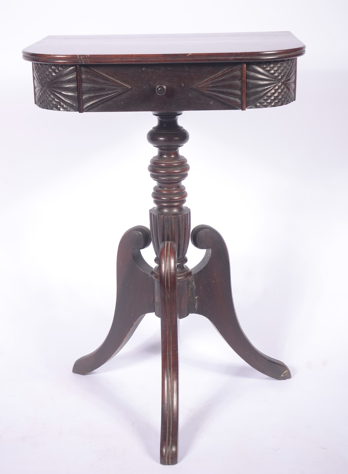 Mesa auxiliar de madeira nobre, uma gaveta, coluna central torneadas... - foto 1 de 11