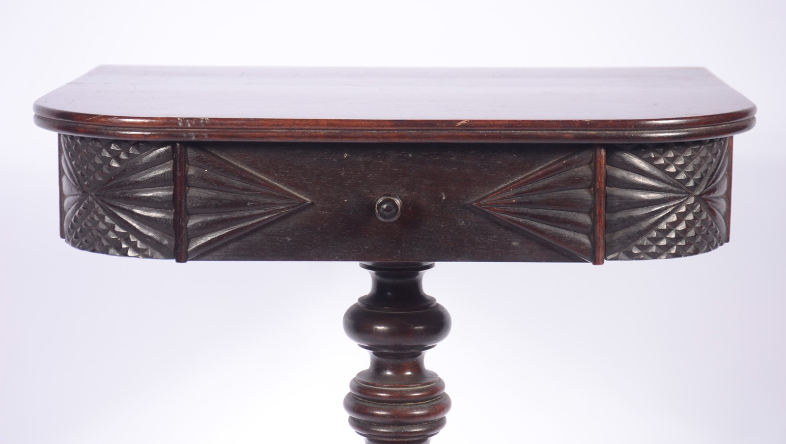 Mesa auxiliar de madeira nobre, uma gaveta, coluna central torneadas... - foto 4 de 11