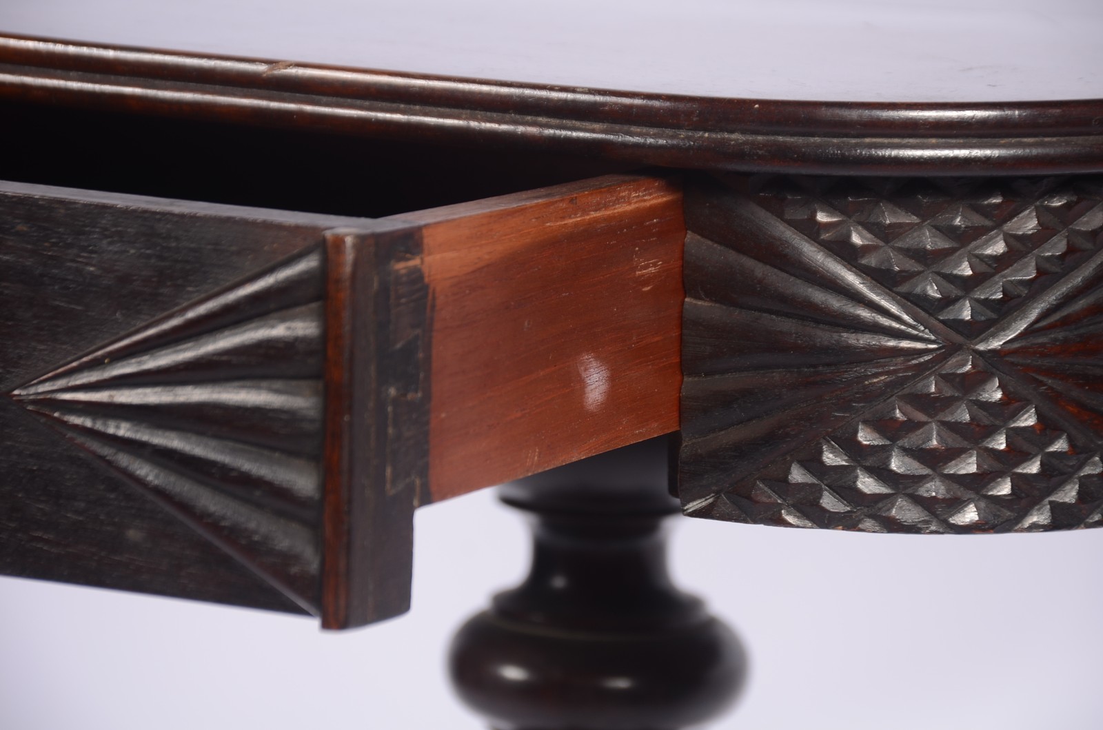 Mesa auxiliar de madeira nobre, uma gaveta, coluna central torneadas... - foto 6 de 11