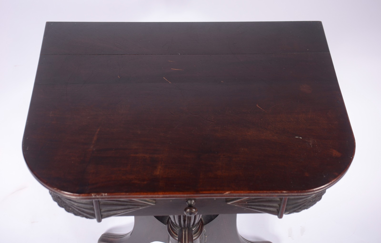 Mesa auxiliar de madeira nobre, uma gaveta, coluna central torneadas... - foto 7 de 11