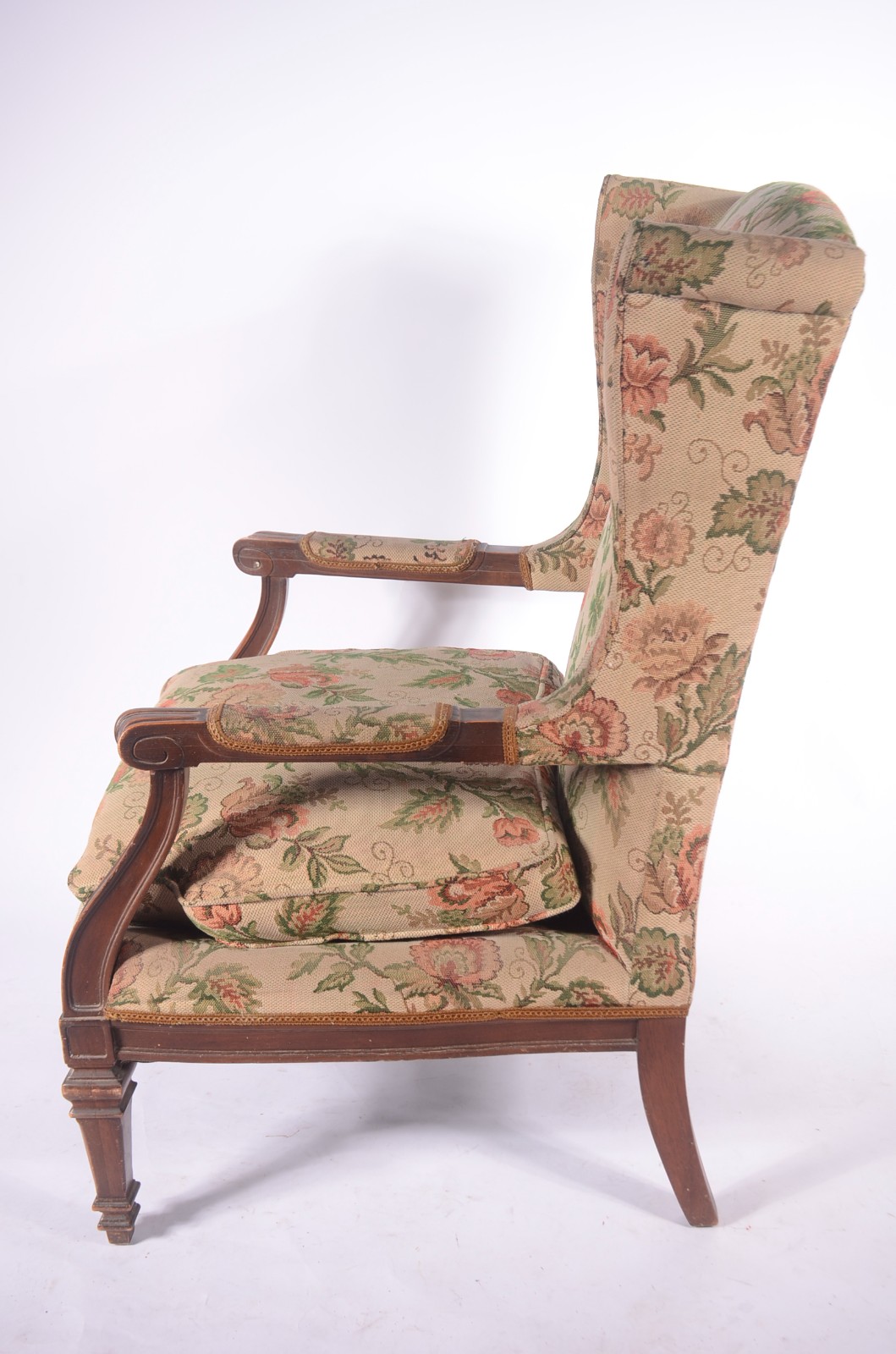 Bergere de madeira nobre, assento e encosto estofado e forrado com... - foto 5 de 7