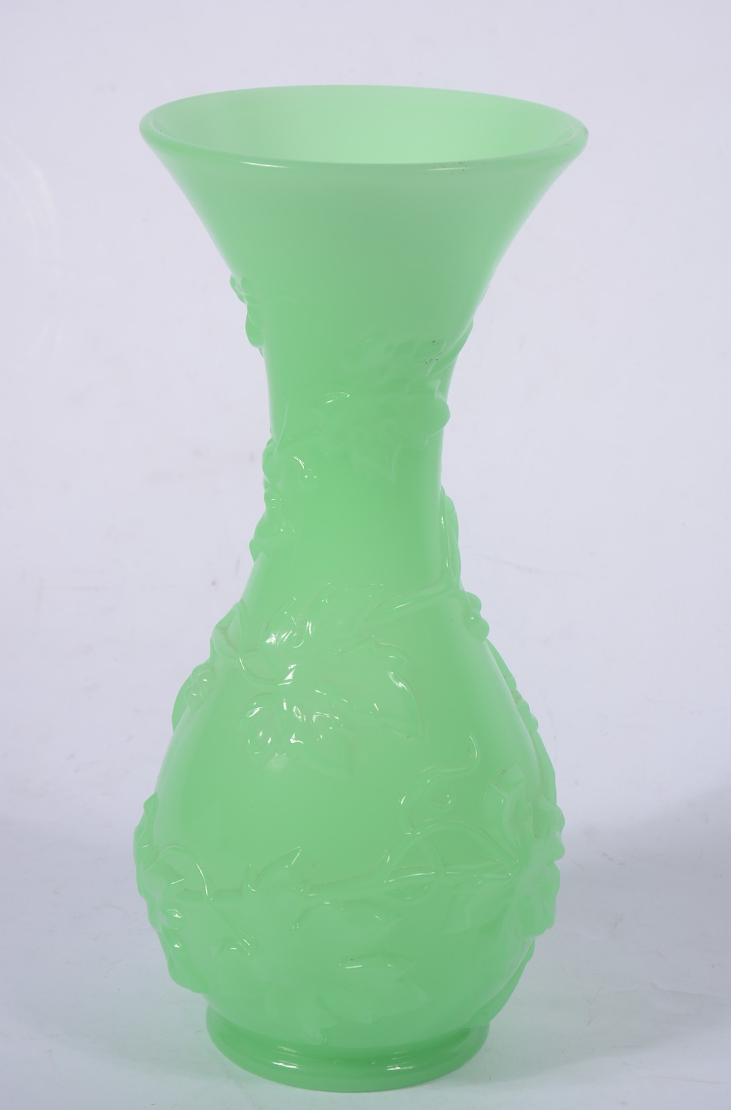 Vaso de opalina verde com folhas de parreiras em relevo. Franca... - foto 1 de 7
