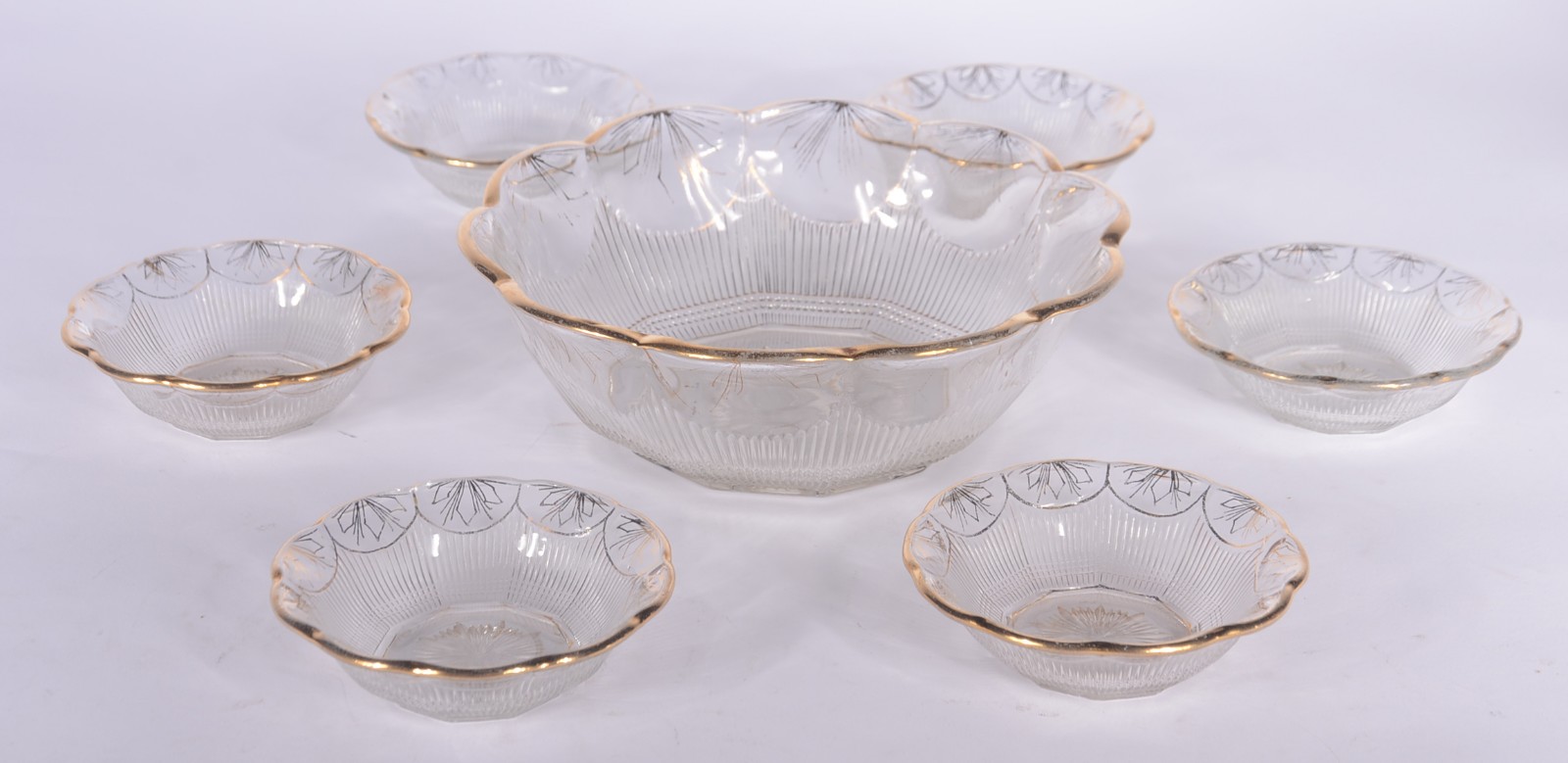 Diversas peças de cristal, sendo: saladeira com 5 bowls, bomboniere... - foto 2 de 11