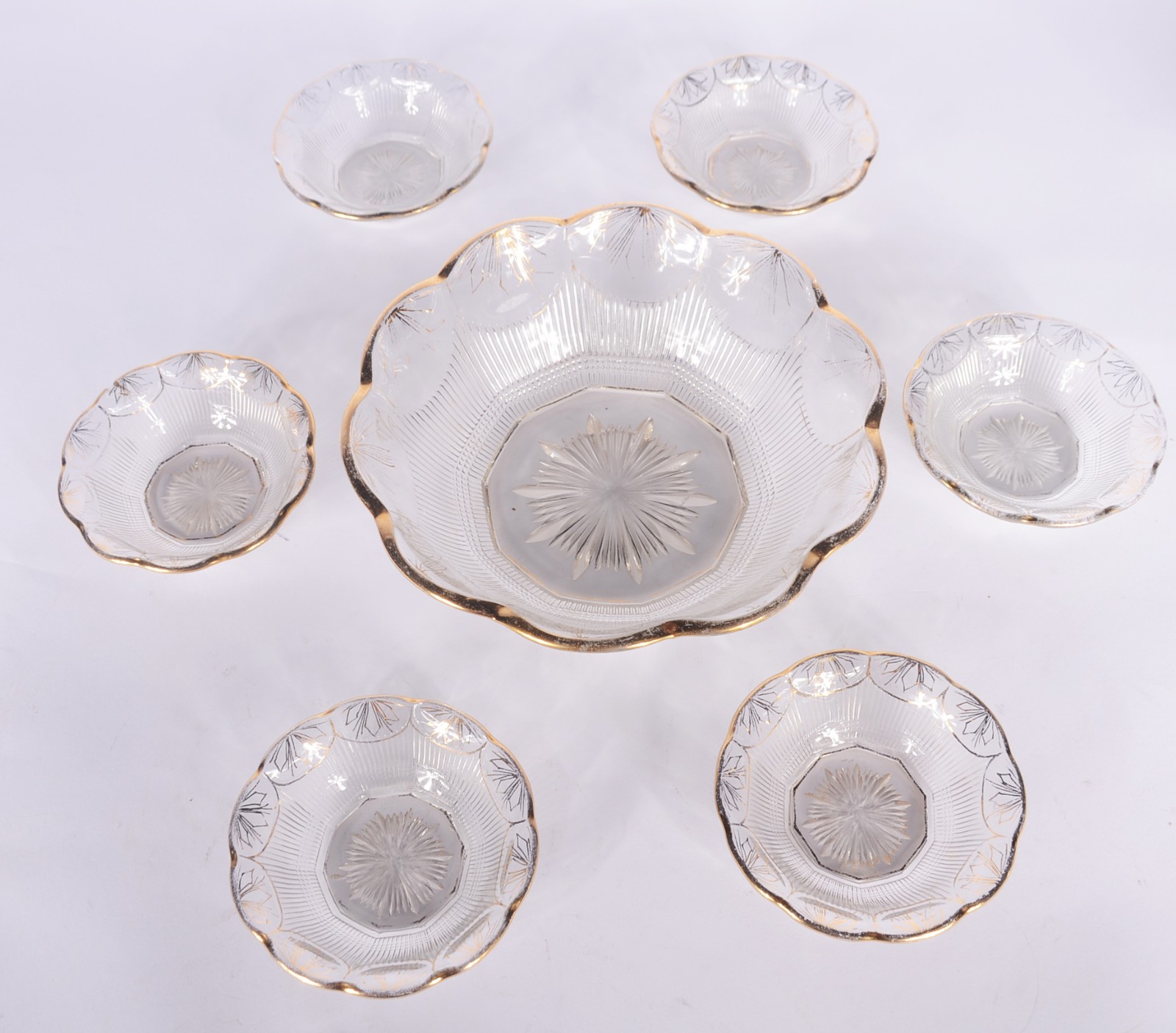 Diversas peças de cristal, sendo: saladeira com 5 bowls, bomboniere... - foto 3 de 11
