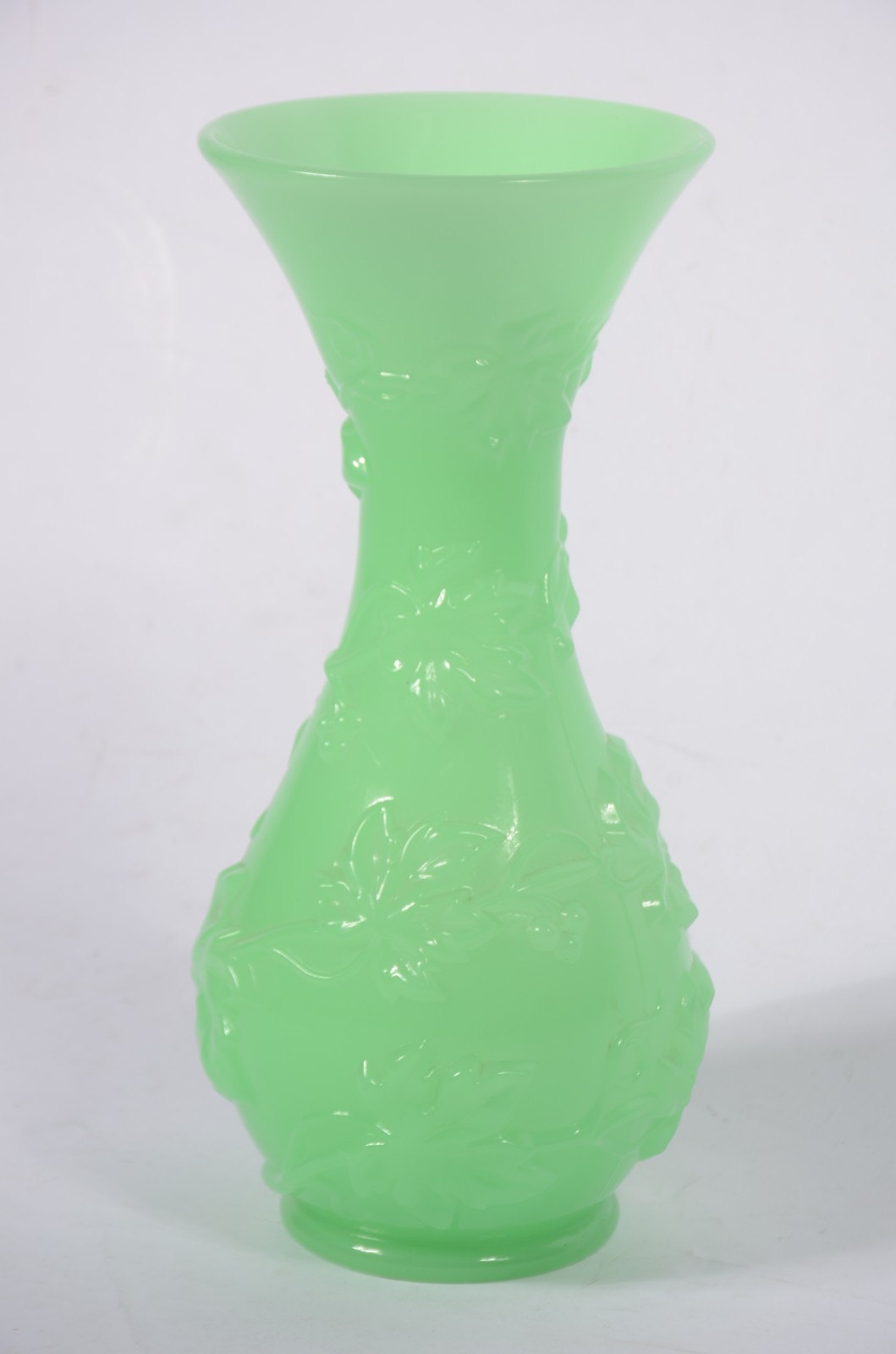 Vaso de opalina verde com folhas de parreiras em relevo. Franca... - foto 2 de 7