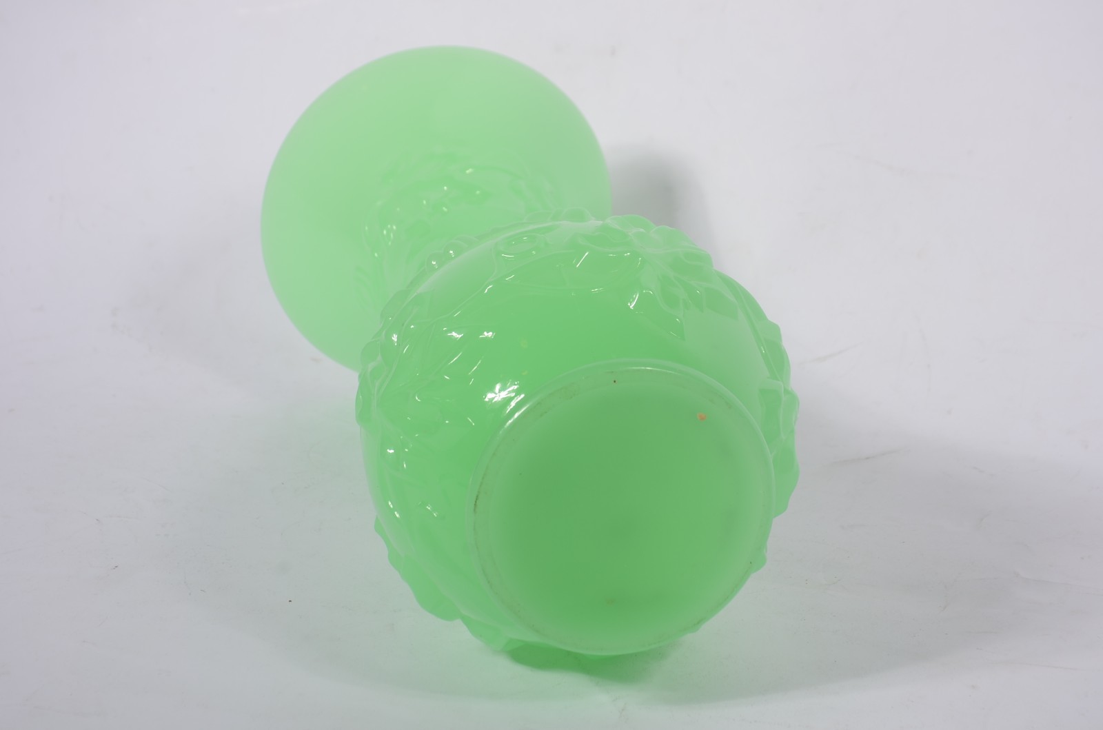 Vaso de opalina verde com folhas de parreiras em relevo. Franca... - foto 3 de 7