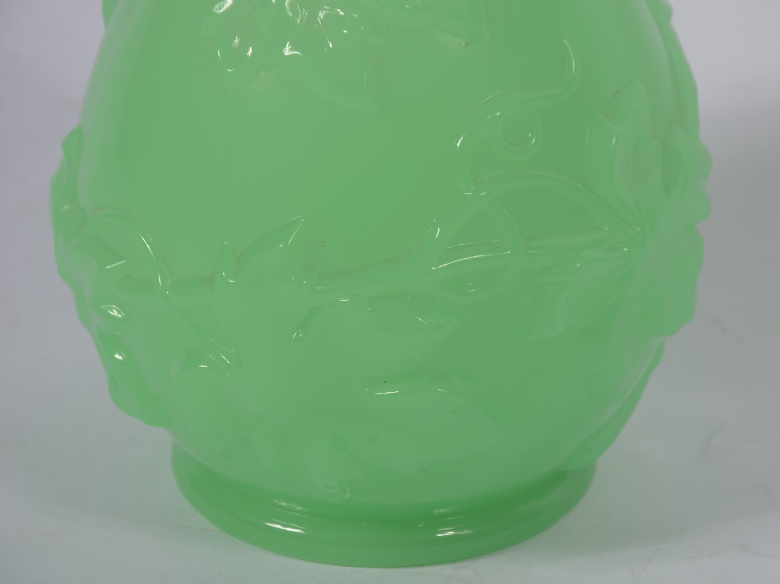 Vaso de opalina verde com folhas de parreiras em relevo. Franca... - foto 4 de 7