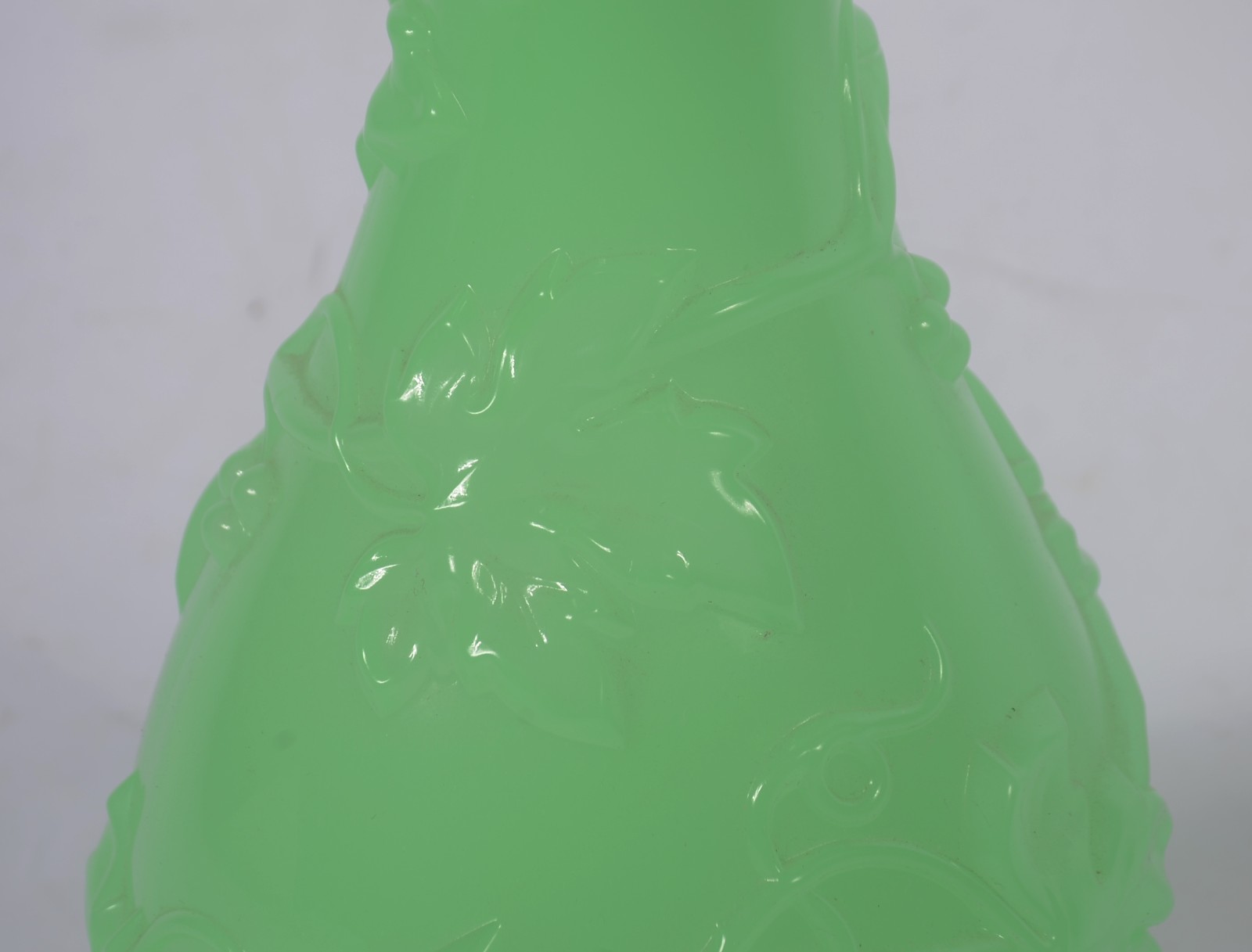 Vaso de opalina verde com folhas de parreiras em relevo. Franca... - foto 5 de 7