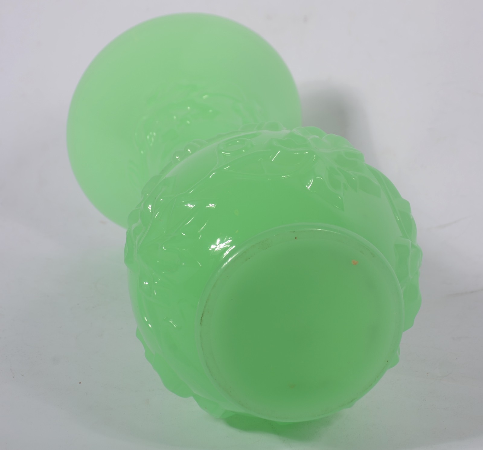 Vaso de opalina verde com folhas de parreiras em relevo. Franca... - foto 6 de 7