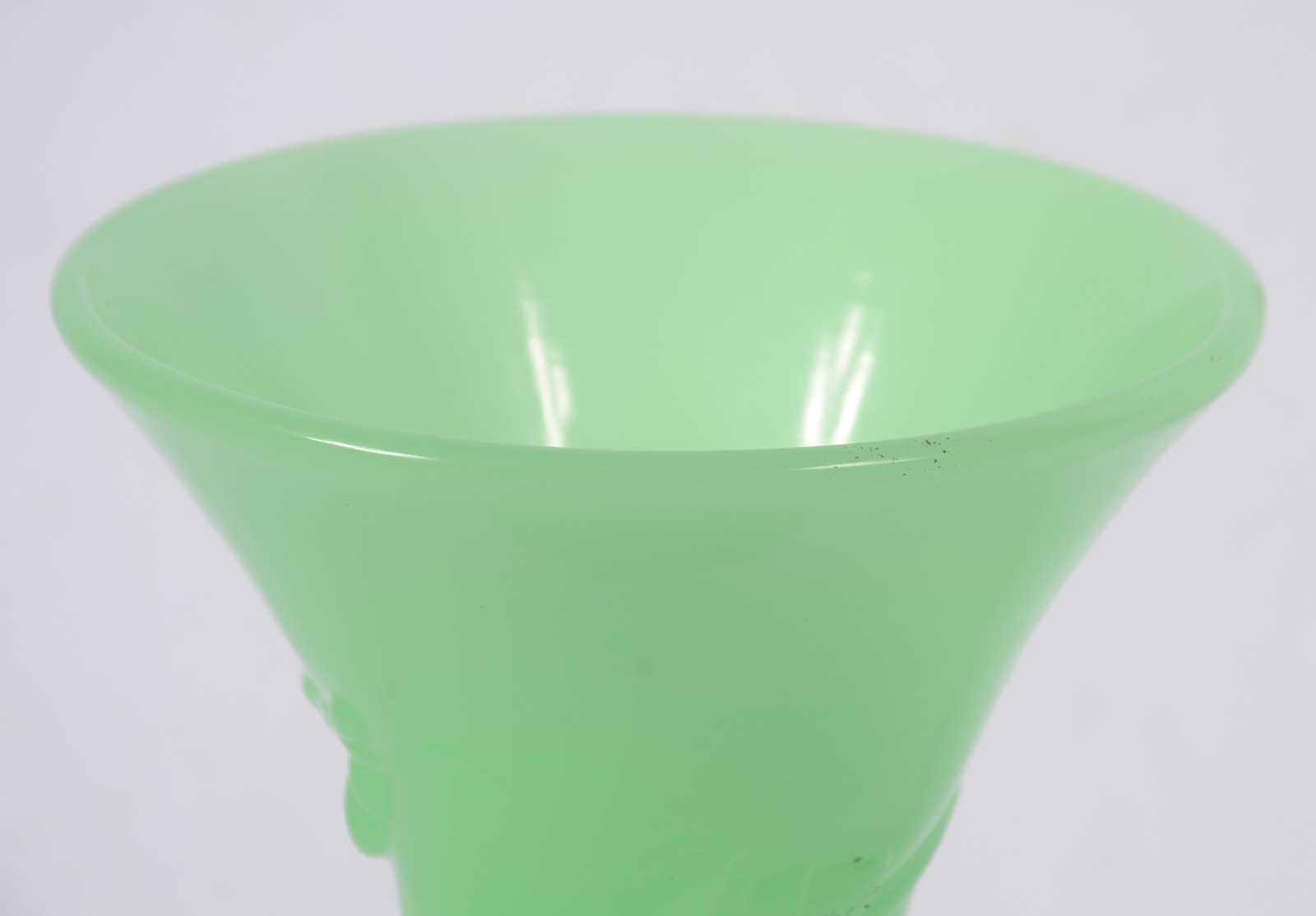 Vaso de opalina verde com folhas de parreiras em relevo. Franca... - foto 7 de 7