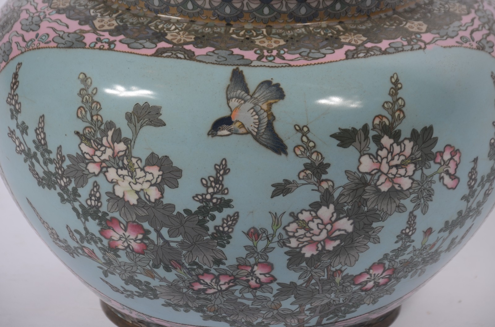 Antigo cachepot de cloisoné oriental decorado em reservas com flores... - foto 2 de 7