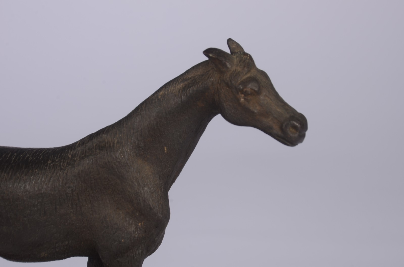 Escultura de metal representando cavalo. - foto 3 de 9