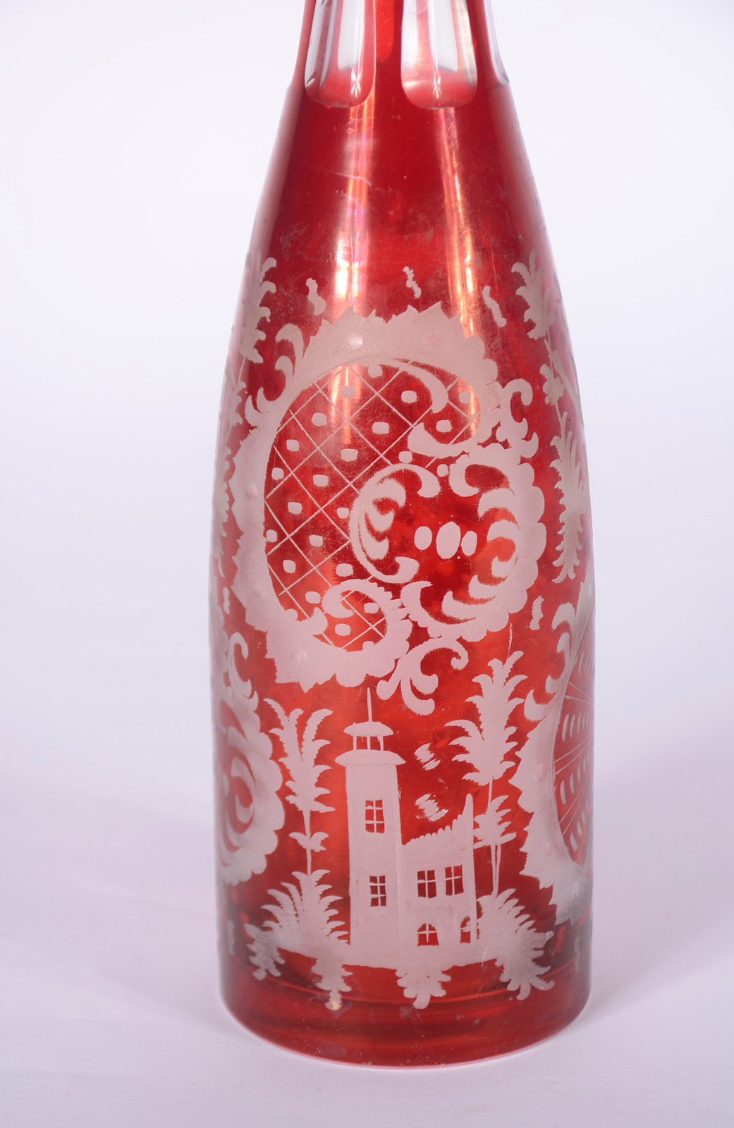 Garrafa de cristal doublé rubi lavrada, decorada com guirlandas e... - foto 3 de 9