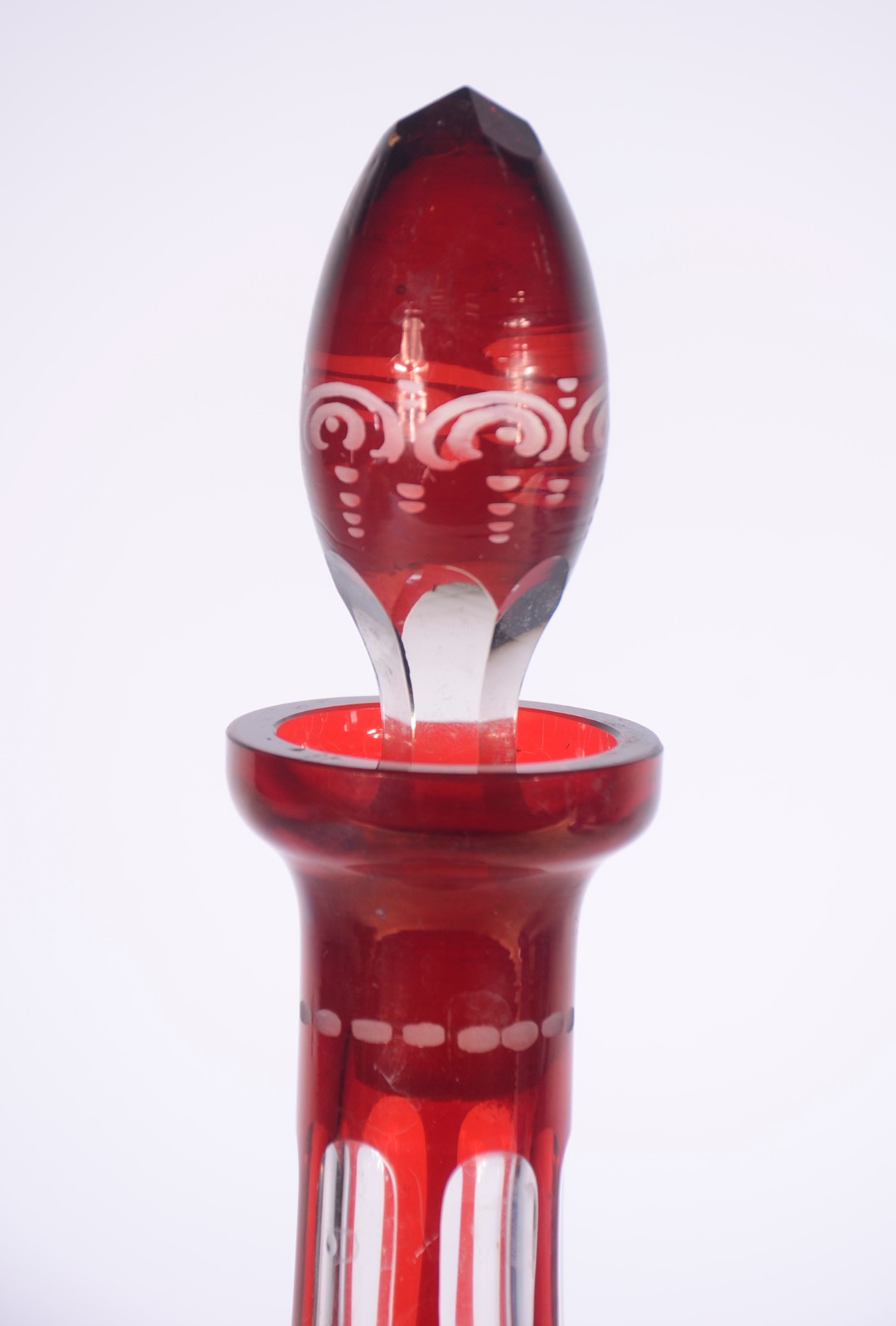Garrafa de cristal doublé rubi lavrada, decorada com guirlandas e... - foto 4 de 9