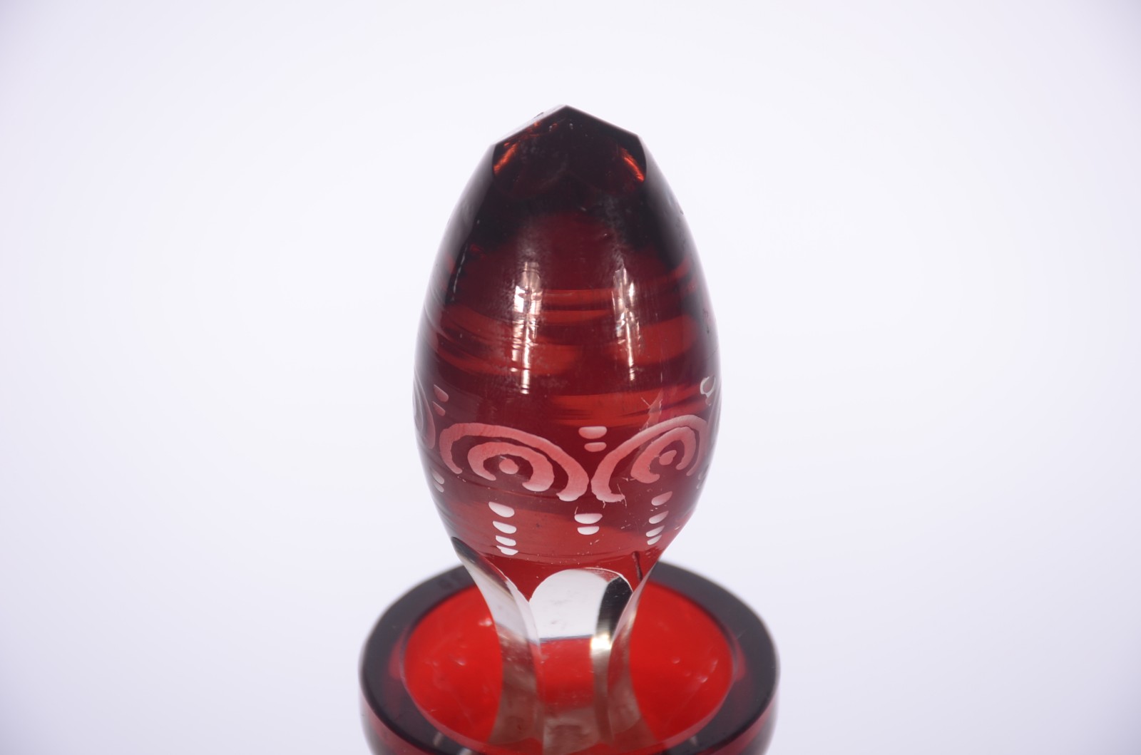 Garrafa de cristal doublé rubi lavrada, decorada com guirlandas e... - foto 6 de 9