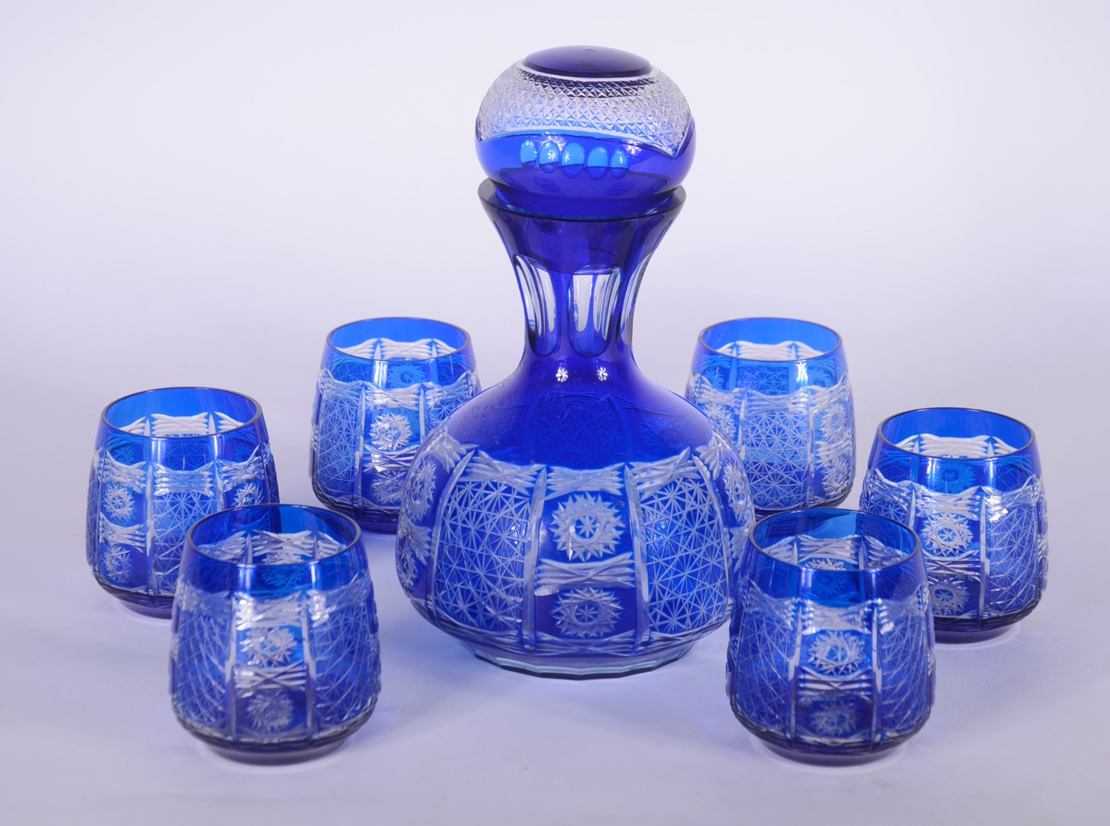 Garrafa de cristal doublé azul lapidado com 6 copos baixos. - foto 1 de 10