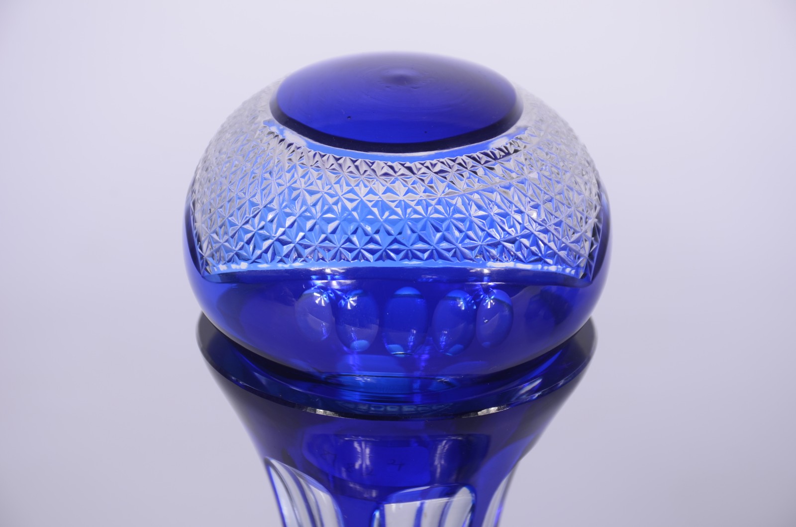 Garrafa de cristal doublé azul lapidado com 6 copos baixos. - foto 2 de 10
