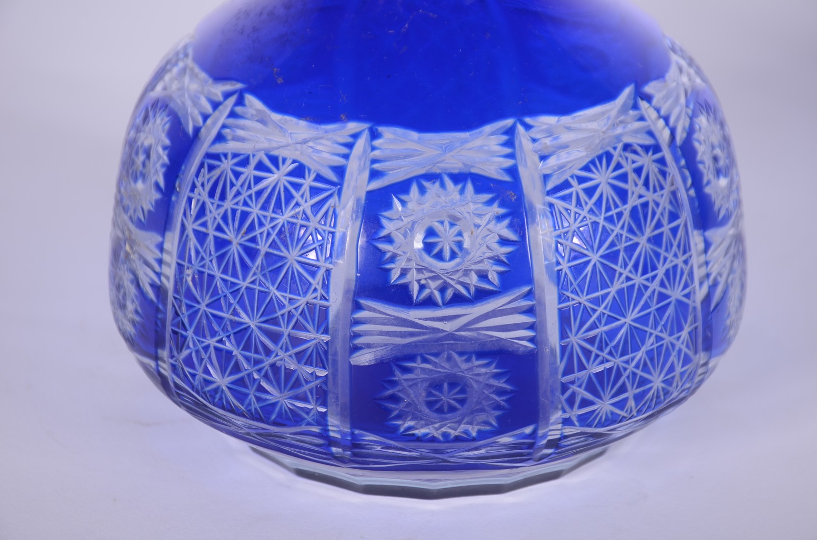 Garrafa de cristal doublé azul lapidado com 6 copos baixos. - foto 3 de 10