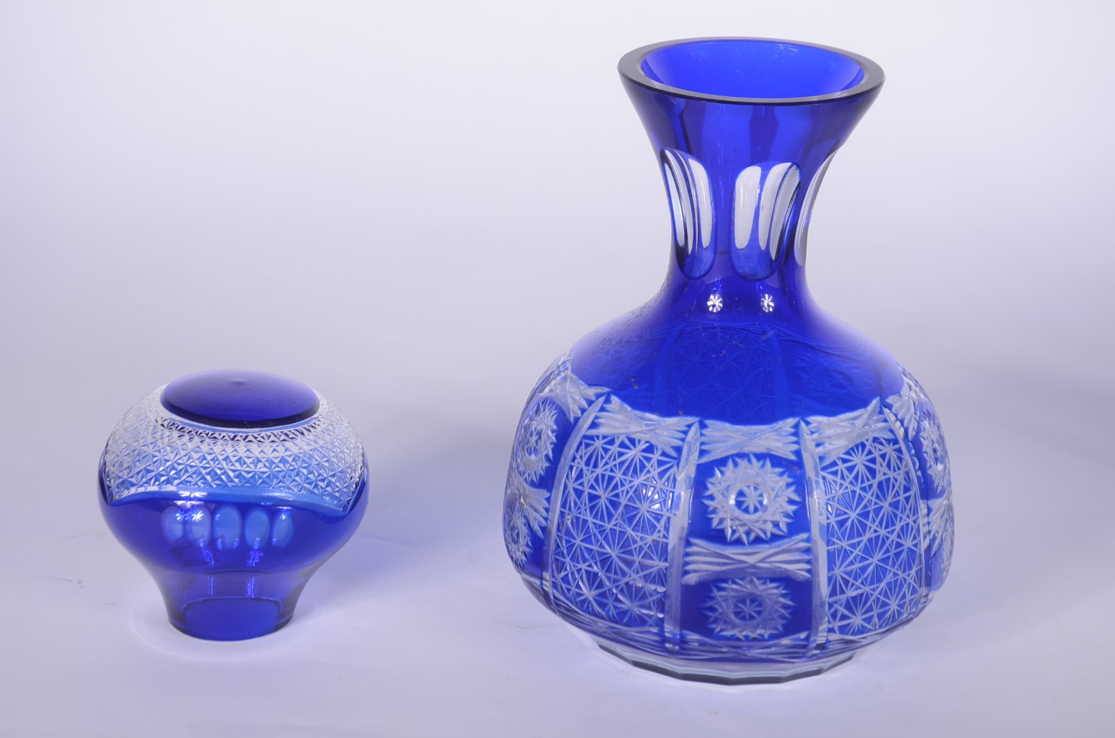 Garrafa de cristal doublé azul lapidado com 6 copos baixos. - foto 4 de 10