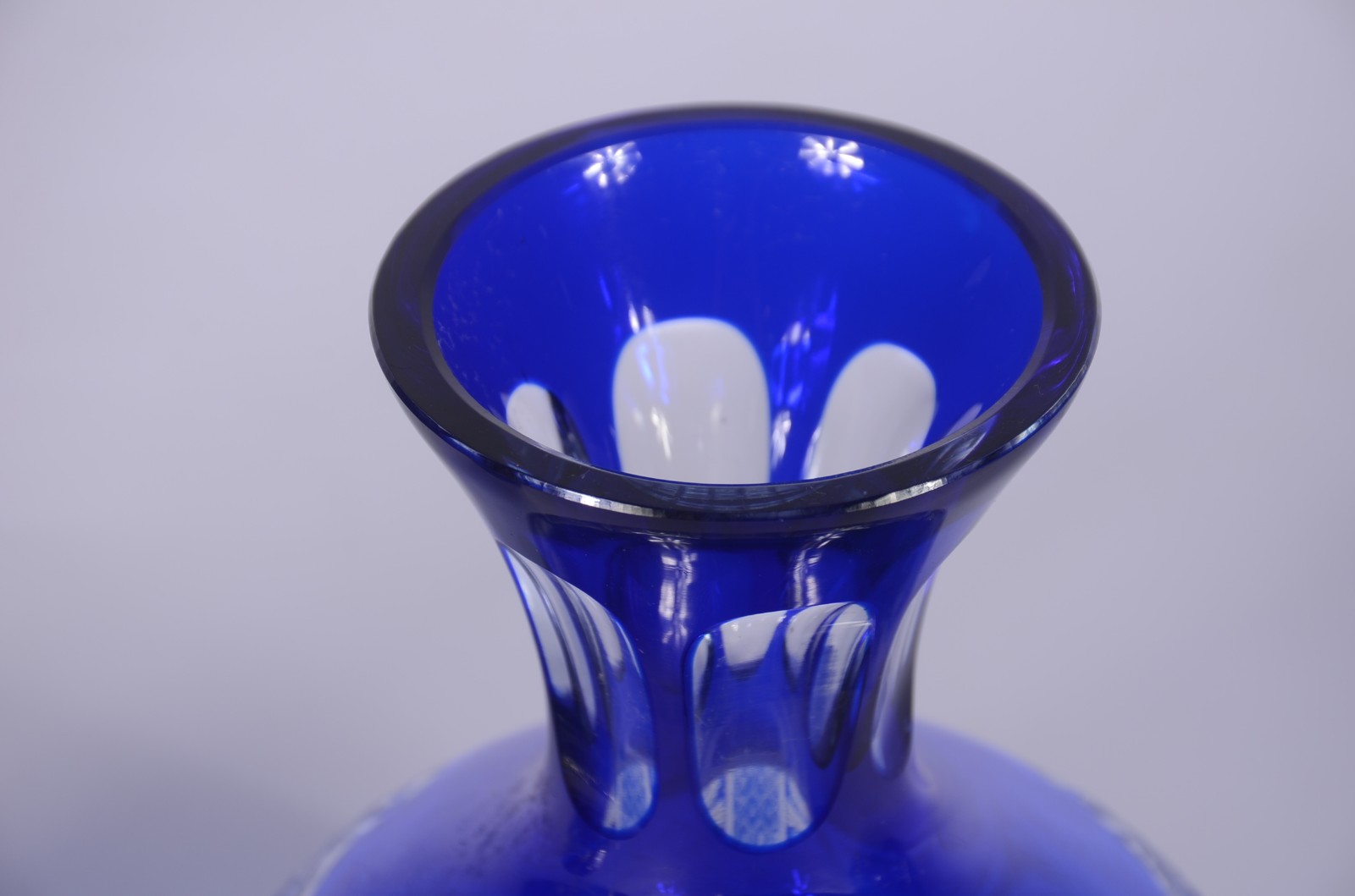 Garrafa de cristal doublé azul lapidado com 6 copos baixos. - foto 5 de 10