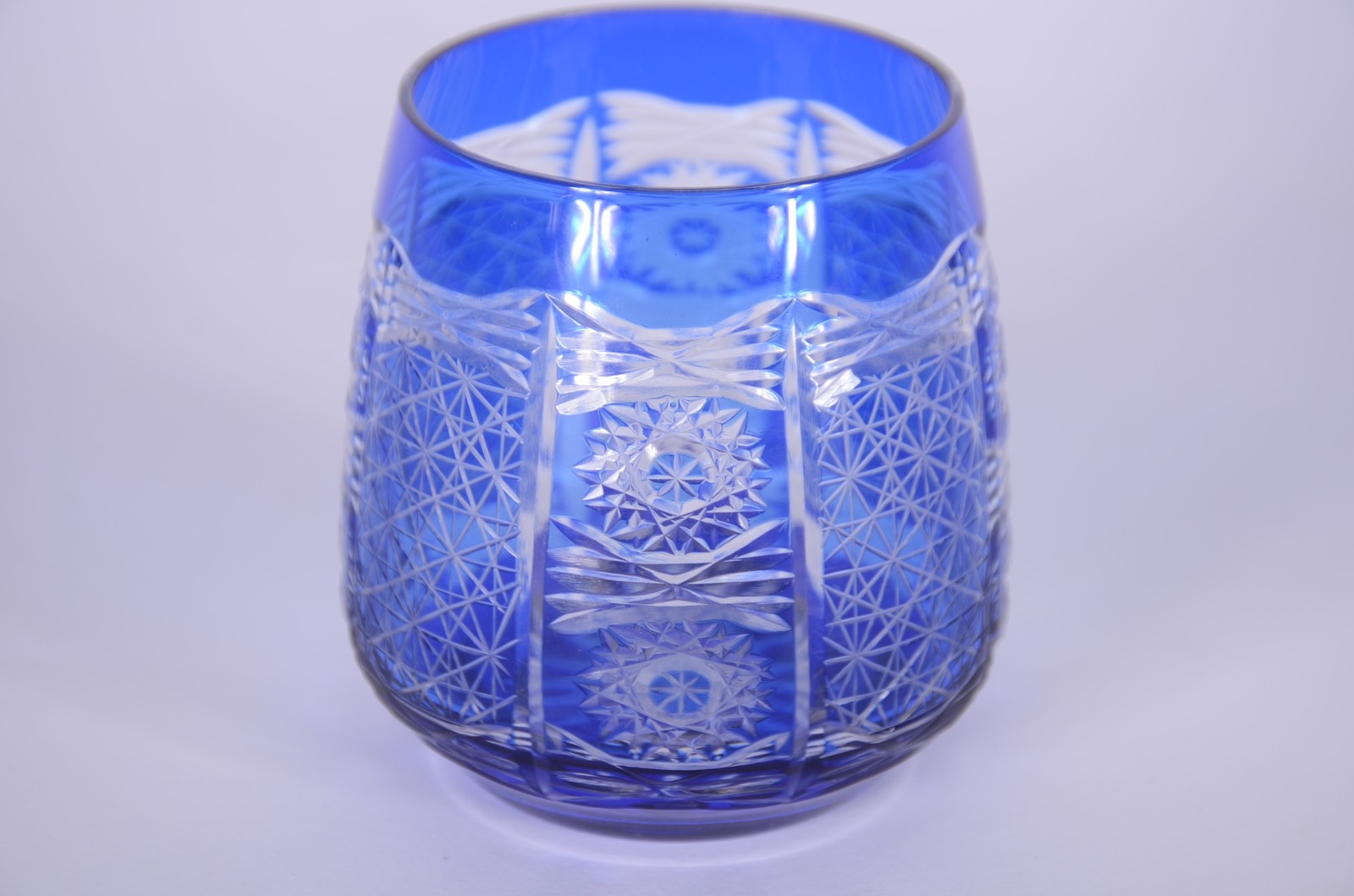 Garrafa de cristal doublé azul lapidado com 6 copos baixos. - foto 6 de 10