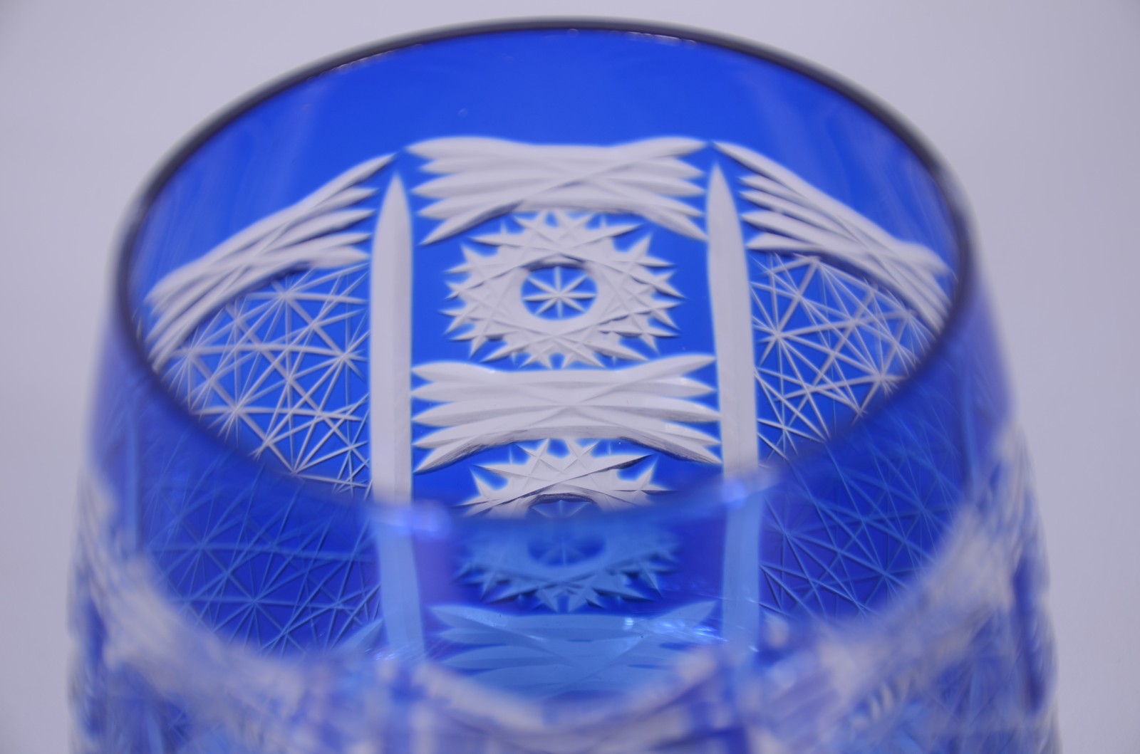 Garrafa de cristal doublé azul lapidado com 6 copos baixos. - foto 7 de 10