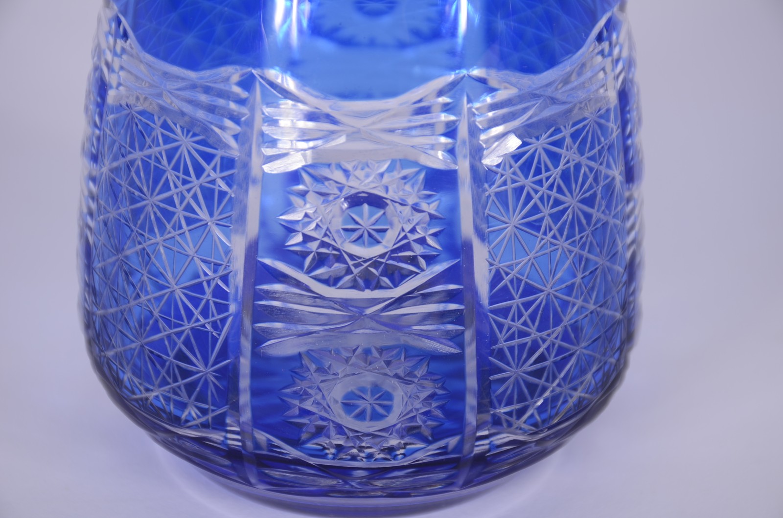 Garrafa de cristal doublé azul lapidado com 6 copos baixos. - foto 8 de 10