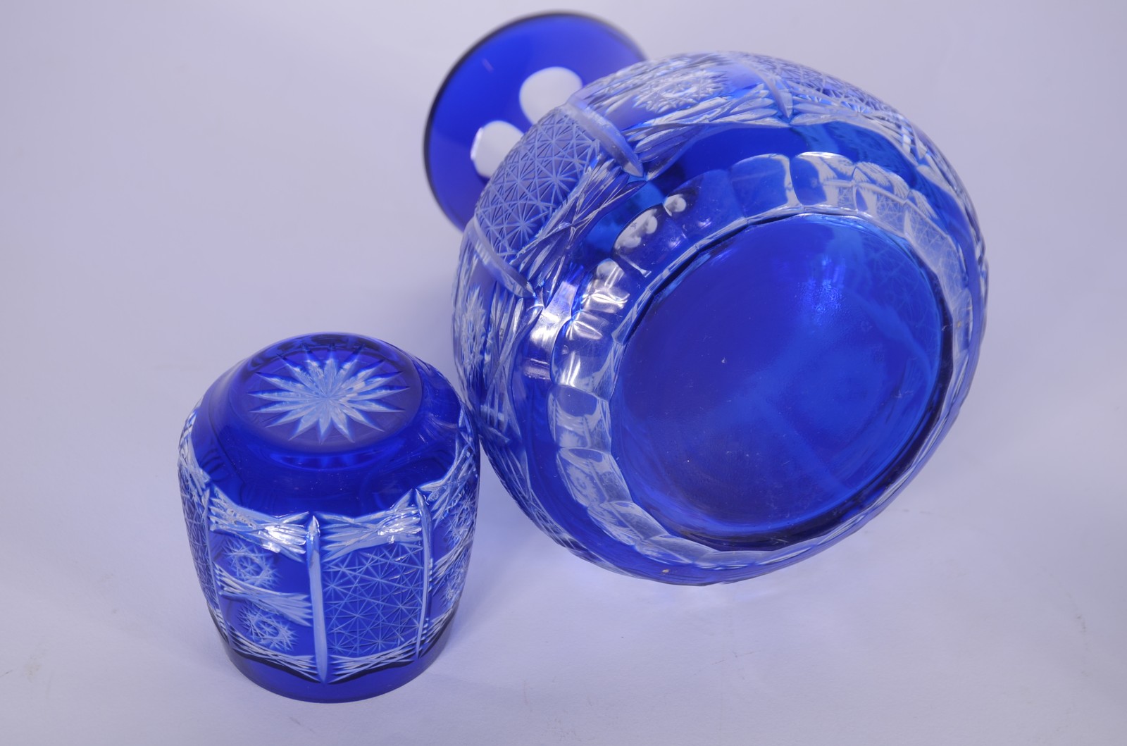 Garrafa de cristal doublé azul lapidado com 6 copos baixos. - foto 9 de 10